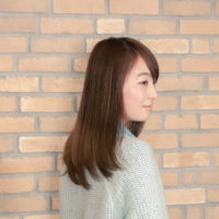 清楚なアッシュブラウン&巻き髪前の前上がりカット